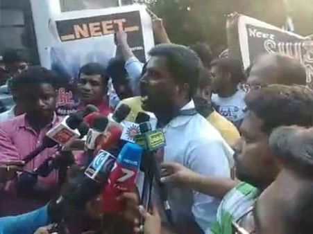 சென்னையில் நளினி சிதம்பரம் வீடு முற்றுகை... தமிழ்நாடு இளைஞர் கட்சியினர் போராட்டம்!