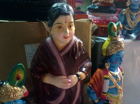 அப்துல் கலாம் முதல் அம்மா வரை... மயிலை மாட வீதிகளில் களை கட்டும் நவராத்திரி பொம்மைகள்