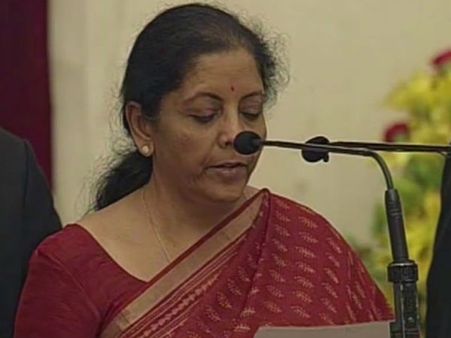 எல்லோரும் இந்தியில்.. நிர்மலா சீதாராமன் உள்பட 3 பேர் மட்டும் ஆங்கிலத்தில் பதவிப்பிரமாணம்!
