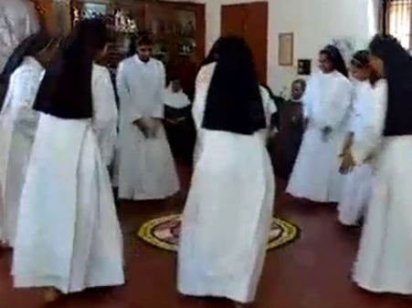 அத்தப்பூ கோலத்தை சுற்றி நடனமாடிய கிறிஸ்தவ கன்னியாஸ்திரிகள்.. வைரலாகும் வீடியோ!
