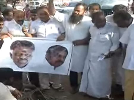 தினகரன் வீடு அருகே.. ஓபிஎஸ், இபிஎஸ் கொடும்பாவிகளை எரித்துப் போராட்டம்