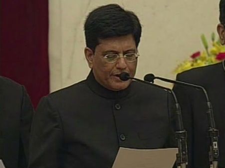 சுரேஷ் பிரபு விலகல் எதிரொலி.. பியூஷ் கோயலுக்கு ரயில்வே!