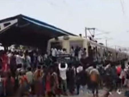 பொன்னேரியில் பொங்கி எழுந்த மாணவர்கள்.. ரயில் மறியல்.. புறநகர் சேவை பாதிப்பு!