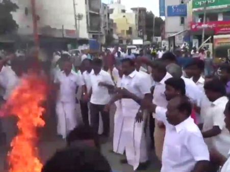 சசிகலா நியமன ரத்து எதிரொலி.... கரூரில் முதல்வரின் உருவபொம்மை எரித்துப் போராட்டம்: வீடியோ