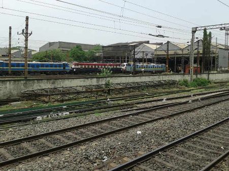 ஜோலார்பேட்டை அருகே தண்டவாளத்தில் விரிசல்... சென்னைக்கு வரும் ரயில்கள் நிறுத்தம்!