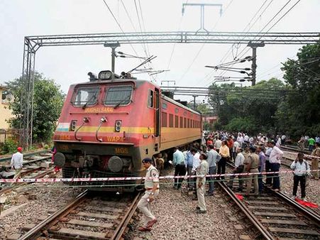 டெல்லியில் ராஜ்தானி எக்ஸ்பிரஸ் ரயில் தடம்புரண்டது