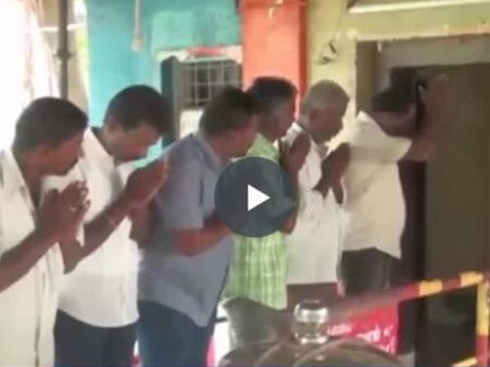 பகவதி அம்மனே... ரஜினி அரசியலுக்கு வரனும்! - ரசிகர்கள் சிறப்பு வழிபாடு