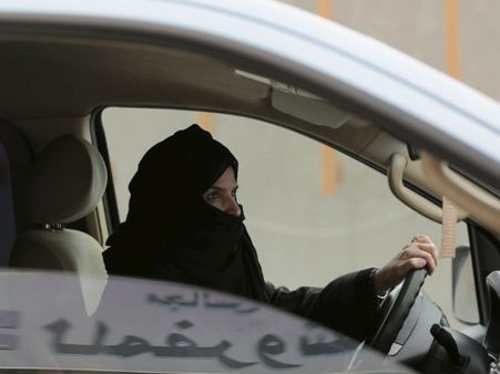 சவுதி அரேபியாவில் இனி பெண்களும் கார் ஓட்டலாம்.. அனுமதி வழங்கினார் மன்னர் சல்மான்!