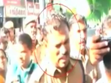 நீட் போராட்டத்தில்.. பெண் போலீஸிடம் வக்கிரம் காட்டிய உதவி கமிஷனர்.. ஷாக்கிங் வீடியோ!