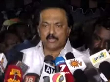 ஸ்டாலின் அஞ்சலிக்குப் பின் நீட் காவு கொண்ட அனிதாவின் உடல் தகனம் - சோகத்தில் மூழ்கிய கிராமம்