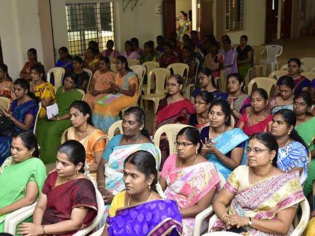 அரசு ஊழியர்கள் பணியின் போது அடையாள அட்டை அணிய உத்தரவு