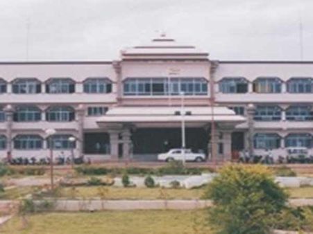 திருவண்ணாமலை கலெக்டர் அலுவலகத்தில் பரபரப்பு.. மிளகாய்ப்பொடி தூவி ஆட்சியரை கொல்ல முயன்ற கூலிப்படை!