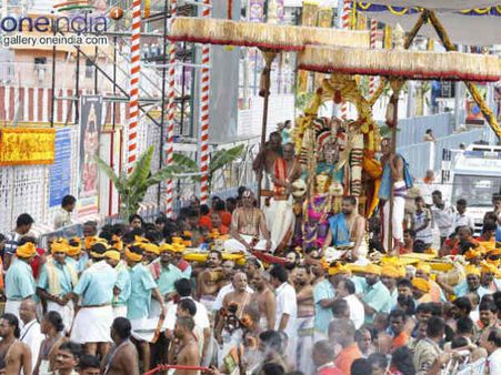 திருப்பதி பிரம்மோற்சவம் : கருடசேவையை காண லட்சக்கணக்கானோர் திரண்டனர்