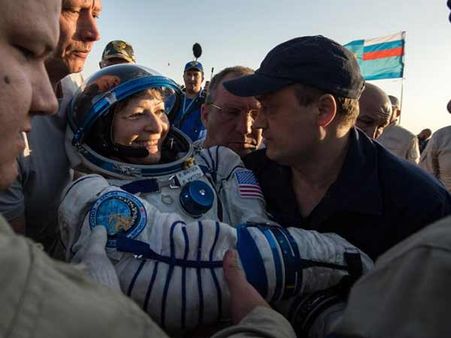 விண்ணை தொட்ட சாதனை.. 665 நாட்கள் விண்வெளியில் கழித்த 57 வயது பெக்கி விட்சன்!