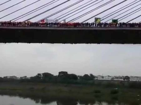 ஒரே நேரத்தில் ஒன்றாக பாலத்திலிருந்து குதித்த 245 பேர்.. வைரலான வீடியோ!