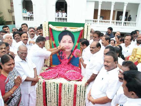 அதிமுக 46: எம்ஜிஆர் சிலைக்கும் ஜெ. படத்துக்கும் ஈபிஎஸ், ஓபிஎஸ் மரியாதை! #admk46