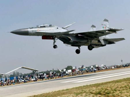 நெடுஞ்சாலையில் தரையிறங்கிய விமானப்படை விமானங்கள்.. உ.பி.யில் அசத்தல்