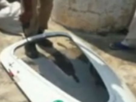 பறந்து கொண்டிருந்த விமானத்தின் கதவு உடைந்து வீட்டின் மீது விழுந்தது... ஹைதராபாத்தில் ஷாக்