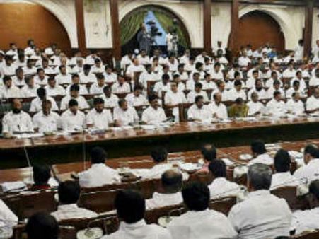 குட்கா பொட்டலத்தை சட்டசபையில் எம்எல்ஏக்கள் காட்டியதால் தான் நோட்டீஸ் - சட்டசபை செயலர்