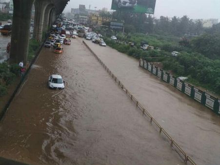 எலக்ட்ரானிக் சிட்டி முதல் சில்க்போர்டுவரை வெள்ளம், டிராபிக் ஜாம்.. பெங்களூரில் ஐடி ஊழியர்கள் அவதி
