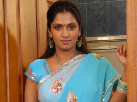 மீண்டும் சர்ச்சையில் நடிகை ”பூனை கண்” புவனேஸ்வரி- இலங்கை பெண் கடத்தல் வழக்கில் ஆஜராக கோர்ட் உத்தரவு