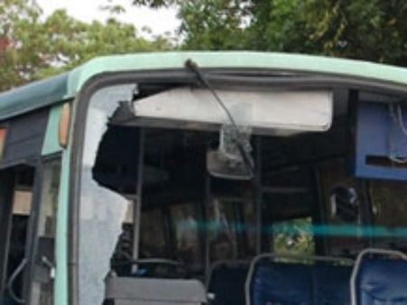 திருத்தணி அருகே பள்ளி மாணவர்கள் மோதல்- அரசுப் பேருந்து மீது கல்வீச்சு!