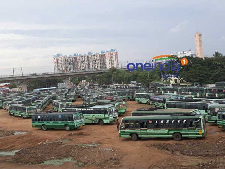 தீபாவளியை முன்னிட்டு சொந்த ஊர்களுக்கு படையெடுக்கும் மக்கள்.. சிறப்பு பேருந்துகள் தாராளம்!