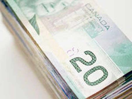 பாட்டும் நானே... பாவமும் நானே.. கனடாவில் சாலையில் நின்று பாட்டு பாடியவருக்கு 8000 அபராதம்!