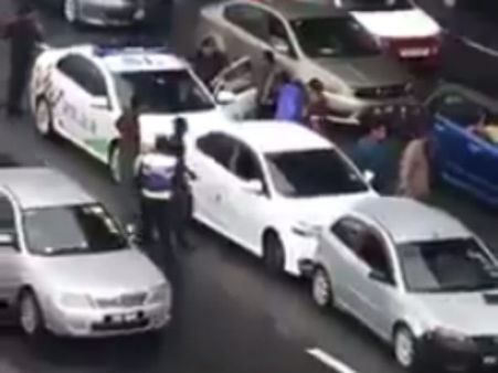 ஒரு காருக்கு இவ்ளோ அக்கப்போரா.. மலேசியாவில் பல மணி நேரம் டிராபிக் ஏற்படுத்திய தகராறு.. வீடியோ