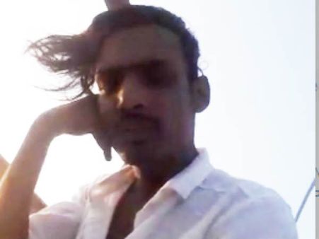 காலையில் செல்போன் டவரில் ஏறி பரபரப்பைக் கிளப்பிய வாலிபர்.. காரணம் அவரது காதலி கேட்ட கேள்வி!