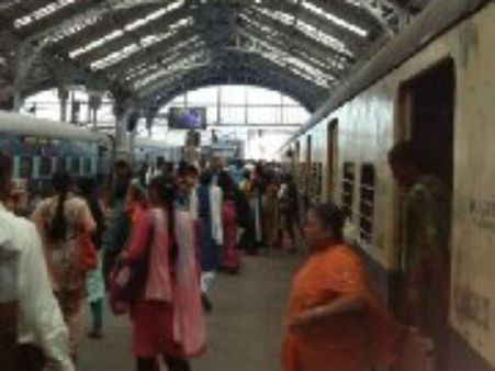 தாம்பரத்திலிருந்து நுங்கம்பாக்கம் செல்ல ஒன்றரை மணி நேரம்... அட மின்சார ரயில்களிலும் ஜாம்!