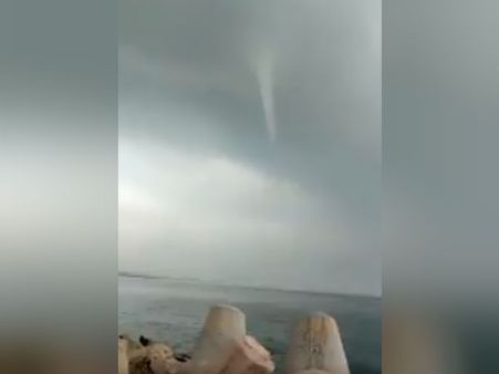 கடலில் ஸ்ட்ரா போட்டு தண்ணீரை உறிஞ்சுகிறதோ கார் மேகம்?- வைரலாகும் வீடியோ