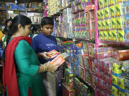 விடிஞ்சா தீபாவளி... தீவுத்திடலில் பட்டைய கிளப்பும் பட்டாசு விற்பனை!