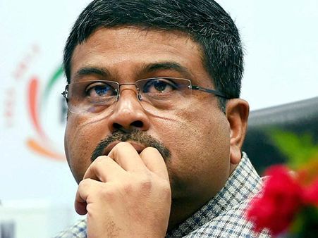 கலால் வரியை குறைத்து விட்டோம்... வாட் வரியை குறையுங்கள்- அமைச்சர் தர்மேந்திர பிரதான்