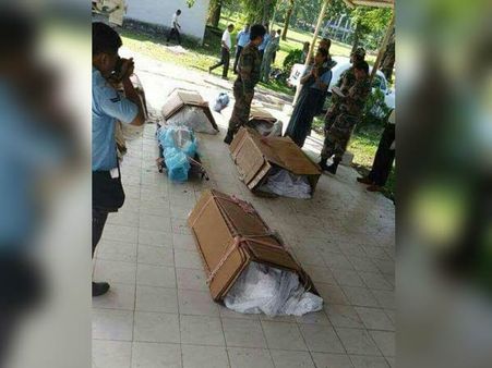 நாட்டுக்காக உயிரிழந்த வீரர்களின் உடல்களை அட்டைப்பெட்டியில் சுற்றி அவமரியாதை செய்வதா?