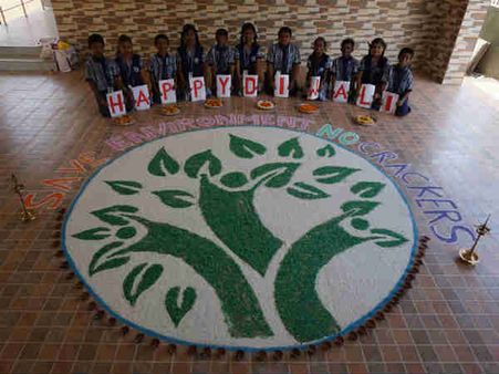 காரைக்குடி நகராட்சிப் பள்ளியில் தீபாவளி கொண்டாட்டம்.. இனிப்புகள் வழங்கி உற்சாகம்