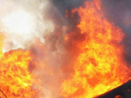 சென்னை அருகே சோப்பு ஆலையில் பங்கர விபத்து: பட்டாசு வெடித்து விழுந்ததால் தீ பிடித்தது- ஒருவர் பலி