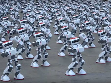 ஆயிரத்திற்கும் அதிகமான ரோபோட்கள் ஒன்றாக சேர்ந்து ஆட்டம்... எந்திரனுக்கு சவால் விட்டு சாதனை!