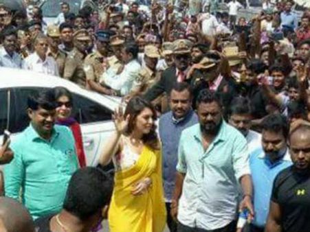 எய்யா, ராசாக்களா.. எப்பய்யா திருந்துவீங்க....'சின்ன குஷ்பு'வை பார்க்க ஈரோட்டை திணறடித்த ரசிகர்கள்!