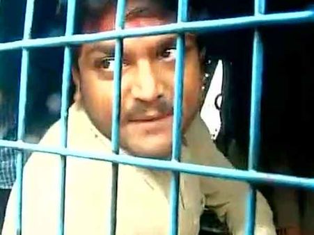 குஜராத்தில் பாஜகவை நெருக்கும் ஹர்திக் படேல்... கைது வாரண்ட் பின்னணி என்ன?