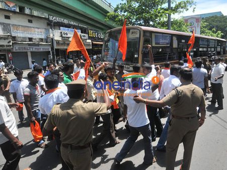 மெர்சல் படத்திற்கு எதிர்ப்பு... தியேட்டர்கள் முன் இந்து மக்கள் கட்சியினர் போராட்டம்