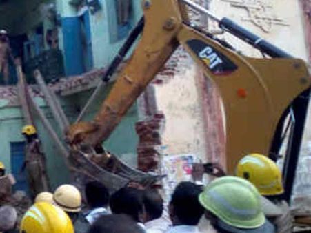 நாகையில் மற்றொரு அதிர்ச்சி.. தீயணைப்புத்துறை கட்டடம் தரைமட்டமானது