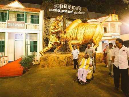 முரசொலி அலுவலகம் வந்த திமுக தலைவர் கருணாநிதி.. பவள விழா கண்காட்சியை பார்வையிட்டார்!