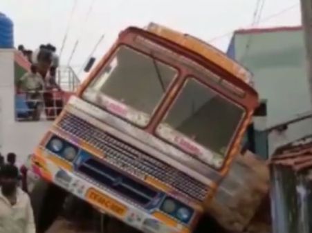 கிருஷ்ணகிரியில் லாரி கவிழ்ந்து சிறுவர்கள் பலியான கோர சம்பவம் -வீடியோ