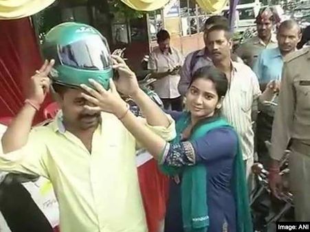 உங்கள் கணவரின் தலையில் அன்போடு 