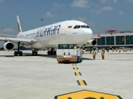 விமான நிலையங்களை இந்தியாவிடம் கொடுப்பதா? இலங்கையில் போராட்டம்!