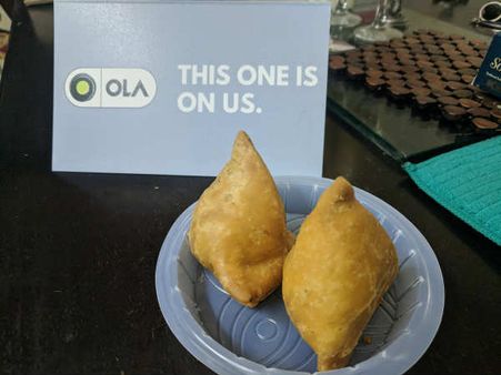 காரெல்லாம் இல்ல, கொஞ்சம் சமோசாதான் இருக்கு... வாடிக்கையாளருக்கு சமோசா தந்த 'ஓலா'