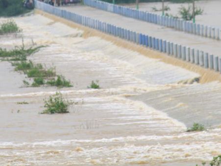 17 ஆண்டுகளுக்குப் பிறகு பாலாற்றில் கரைபுரண்டோடும் வெள்ளம்.. மக்கள் மகிழ்ச்சி!