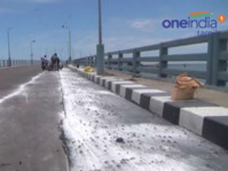 பாம்பன் பாலத்தில் சுற்றுலா பேருந்து கவிழ்ந்து விபத்து.. 30 பேர் படுகாயம்