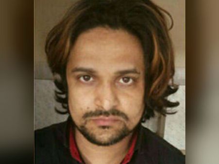 போலீசிடம் இருந்து தப்பிப்பதற்காக பிளாஸ்டிக் சர்ஜரி செய்த நபர்...போலீஸ் கண்டுபிடித்தது எப்படி?